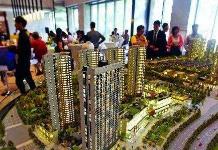 　相比往年，深圳今年的楼市小阳春来得要晚一些。  　　深圳住建局房产信息平台显示，五月新房成交4788套、二手房成交9042套，两个数据同比去年同期相差大约0.1%，出入不大。而放在过往6个月的时间轴内比较，深圳目前的成交量已经在疫情低谷之后逐渐上扬。乐有家、诸葛找房等多个第三方机构数据显示，深圳二手住宅均价已于今年四月上涨到了6万+元/㎡，并持续上行。  　　量价齐涨的5月，不少人已不满足于按揭贷，正尝试利用信用贷来撬动房产，寄望分羹深圳楼市，“买到就是赚到”的投机风开始出现苗头。    　　然而硬币的另外一面，信贷违约的魅影却在悄然闪现，一些银行客户经理好几年都不曾遇到的抵押贷款逾期业务和断供业务开始抬头。部分银行已经开始警惕小微企业贷款潜存的逾期风险；抵押贷展期的状况也让不少客户经理变得“胆小”了起来：对小微企业的贷款审查变严格了。  　　这个夏天缤纷而焦灼。在资金链紧张边缘挣扎的企业、苦于供楼的个人、正灵活套取各种信贷产品投入楼市打新的淘金客们，共同构成深圳楼市魔幻小阳春的一道独特风景线。  　　楼市断供和抵押贷逾期抬头  　　在中国农业银行深圳一支行零售信贷部工作近十年的林丽最近有些烦。服务中小微企业客户近十年，她五月份手头已经接手了两笔贷款逾期业务。过去，她好几年才会遇到一笔贷款逾期业务。这段时间，银行客户经理们好几年都不曾遇到的贷款逾期“黑天鹅”业务如今开始出现了。  　　另一银行经理张敏也不幸踩雷。她的这位客户在深圳宝安区沙井经营了一家四五十人规模的模具厂。前后十几年，历经2008年金融危机，工厂业务整体平稳，老板在今年春节过后也就没太在意疫情对业务带来的冲击。孰料上游大客户四月底临时告知订单要减半，模具厂的经营状况开始断崖式下滑。    　　“中型企业一般预留两三个月现金。开小厂的老板基本都是一有钱就立刻投入生产了，也很少有心思搞副业做投资，老板也就预留了一个月现金。现在撑不过来，已经办了贷款展期。”张敏言及这一切不甚唏嘘，以前银行面临的企业抵押贷逾期情形无非是企业间闹经济纠纷。如今，经手的抵押贷逾期业务不少源于产业链传导而来。  　　幸运的是，林丽和张敏经手的客户都办理了贷款展期，这在往年是不大可能的。  　　今年3月，《关于对中小微企业贷款实施临时性延期还本付息的通知》（下称“《通知》”）允许小微企业还本付息日期延至2020年6月30日。这也让资金紧绷，一时间难以还款付息的企业获得了喘气的机会。  　　相对于小微企业逾期，个人按揭贷款暂时稳定，但也有国有银行深圳分行人士向第一财经记者表示，按揭违约相比去年同期有增加，多是因公司倒闭失去供房收入。  　　“以前每个月大概有几个客户断供；最近每个月大概有十几个客户咨询断供的事情，但是香蕉视频在线下载也会综合贷款人情况办理延长贷款期限、转按揭，走到出售房屋那一步的客户还不多。”上述国有银行深圳一分行人士直言，但是这类现象有增多苗头。  　　对于部分银行人士感受到的贷款客户的微妙变化，经营小微企业的业内人士、拍卖人士有着类似的感受。  　　常年活跃在企业圈、拍卖圈的王昌尔向第一财经记者表示，“香蕉视频在线下载目前接手的拍卖资产比去年同期有增加但不明显，下半年会慢慢多起来，毕竟走完拍卖流程也需要时间。”  　　多位银行人士在接受第一财经记者采访之际均有表达，抵押贷逾期、个人房贷断供的现象开始慢慢“抬头”了，但是断供“潮”尚未到来。这其中的原因在于，深圳的房价抗跌性强。即便企业主无路可走将房子入市也能录得一个看涨的估值，不至于走到面临破产起诉查封拍卖及缴纳违约利息、个人征信上榜银行“黑名单”的窘境。  　　即便如此，部分银行已经开始警惕小微企业贷款潜存的逾期风险。  　　“香蕉视频在线下载支行行长在周会上也提到了这点，让大家最近多梳理手头的中小微企业客户，摸底企业的经营情况、产业链上下游状况，跟企业客户沟通频度要密一点。”林丽直言。  　　抵押贷展期的状况也让不少客户经理变得“胆小”了起来：对小微企业的贷款审查变严格了。  　　“三四月，有小微企业贷款贴息政策支持的时候，银行贷前审查需要到企业经营场所拍照存档，审核红本房屋估价的七成、公司一年流水的六成能否覆盖贷款额度，才能敲定放款与否；现在香蕉视频在线下载还会查验小微企业上年度营业收入及净利润、上年度纳税额、员工人数、近两年纳税证明及近三年财务报表等资料。”  　　一位不愿具名的股份制商业银行福田区支行的负责人士透露，悄悄收紧放款门槛是考虑到企业展期、续贷现象开始增多，不想造成银行不良资产增多。  　　“淘金客”套用信贷资金  　　即便风险隐现，个人按揭贷仍是深圳各大银行的香饽饽。  　　据乐有家研究中心数据监控显示，2019年至2020年4月深圳一共交易了15万套房子。其中一次性付款占比不到1成，15万套房子里有13万套便采用了按揭贷款的支付方式。而不需要抵质押或者第三方进行担保的信用贷在部分银行的风头甚至盖过了按揭贷。  　　“我手头就排着四五个信用贷客户，都是些贷款信誉记录不错且个人收入来源有保障的客户。”民生银行深圳一支行的刘姓客户经理告诉第一财经记者。  　　如今的信用贷热度明显高于往年。多家银行人士言及信用贷，只是感受不一，但均向第一财经记者表示，信用贷相比去年有增加。  　　其实，受到不少人追捧的信用贷用起来也不是没有风险的。如果贷款人申请了信用贷并且已经用了，会在贷款人征信记录上有所体现。在申请住房按揭贷的时候银行可能会要求贷款人说明首付款的来源，如果提供不了首付款来源的证明，银行可能会要求贷款人提前结清贷款，甚至直接拒批。与此同时，深圳的多家银行都要求信用贷款三年内还清，少数银行要求贷款人的信用贷业务于一年内结清。  　　第一财经记者了解到，对于没有公司没有房产的贷款客户来说，一般银行提供的信用贷上限是三十万元，贷款人可以选择向两三家银行申请信用贷，筹得百万元资金。  　　换言之，贷款人通过信用贷工具适度加杠杆可以助力自身搭上买房的车；但另一方面，它的还款期限又会给到贷款人还款压力，信用贷不良也会直接影响个人按揭贷业务的申请、个人的征信记录等。  　　鉴于信用贷的诸多限制，这些敢于同一时间去找两三家银行申请信用贷，凑足百万元资金投向楼市的客户，多半都对深圳楼市报以极高的热忱，且具有更强的购买力和更稳定的支付力。  　　“我经手的信用贷客户，一次性贷到三十万上限的基本上都是奔着二套房去的。”深圳一家股份制银行黄姓人士表示，深圳楼市这几个月价格持续上行给了不少刚需客和投资客上车的动力。  　　“信用贷一旦出现贷款逾期，因为缺乏抵押物清收很困难，香蕉视频在线下载审批办理要求一直很严。但是深圳优质客户多，至少我经手的客户这两个月有增多，基本上都是在大企业工作的金领人群，去买房投资的。”黄姓人士续称，楼市的投资回报率给了加杠杆客户人群信心。  　　第一财经采访了一位凭借信用贷搭上二套房快车的淘金者张弛，在深圳打拼的十年，他亲眼见证了深圳楼市的快速上涨。  　　2010年的深圳新房价格是2字头（2万+）。其中变化最大的当属2015-2016年，深圳房价从3字头直接跳到到5字头，主因是2015年330政策放松了限购限贷，以及深圳整体经济大环境的迅猛发展。自2017年开始，政府严控楼市，打击炒房投资客，为保障刚需权益推出了系列新政，才促使深圳新房价格渐趋平稳，近3年涨幅仅3%。  　　乐有家研究中心数据显示，十年间深圳房价总涨幅178%，领先国内诸多城市。今年疫情期间，深圳楼市仍呈上涨之势。此前，深圳二手住宅均价还在5.7万元/㎡水平，到2020年4月，均价上涨到了6万+元/㎡。同时，楼市成交也快速回暖，5月深圳二手住宅过户量再度突破8000套，创近半年新高，但距离去年末还略有差距。  　　在张弛及他身边的人看来，房子无疑是实现财富快速增值及拉开阶层差距的第一大法宝。这也令他及身边人动用信用贷撬动二手房的信心和兴趣度大增。  　　高涨的楼市看不到终点  　　敢于加杠杆背后，是大多数深圳人笃信深圳楼市供需不平衡的局面暂时难以得到改变。  　　根据深圳市土地交易中心数据显示，2006-2019年间，深圳累计住宅供应730578套，年均5.2万套，放在长时间周期中，年住宅供应呈曲线下行之势；与之对应的是，常住人口从2006年的846.43万人，增加到2019年的1343.88万人，累计增加接近500万人，呈整体上行之势。  　　同时，土地供应结构性失衡，工业、商业类用地供应多、住房用地供应少的局面十余年间并未得到扭转。美联物业根据官方公开出让的土地数据统计显示，过去14年里，深圳居住、商业、工业三类用地结构的分别占比分别是：17%、10%和53%。  　　结构性失衡推导下，深圳购房需求在三月疫情缓和后便密集释放，市场快速从四月份的部分片区过热到现在量价齐升。  　　同时，房企们的拿地信心也正在快速被点燃。5月，深圳房企龙光地产拿下的深圳前湾片区地块，以总价116亿元占据5月全国住宅用地成交总价榜首，每平米可售楼面价超过8万元。  　　楼市热情不褪，投机风开始出现苗头，给调控再度加压。以5月为例，深圳市住建局的调控动作接二连三。  　　5月22日，住建局亲临地产中介机构现场检查，TaTa公寓、鸿荣源·壹方中心、星河丹堤、金亨利首府等一批挂牌价明显高于近期真实成交价的房源被迫下架。5月26日，针对网友投诉网红盘华强城捂盘惜售、沙井海岸城偷收喝茶费等问题，深圳市宝安住建局要求片区所有住宅新盘采取委托公证公开认筹筹钱选房的形式予以销售。  　　高价房源下架、捂盘惜售内定房源被约谈，再到近两日福田区棚改炒作遭住建局打压……主管部门操作基本上对症下药，步步紧跟，以防楼市过热。  　　住房“盘子小”的深圳也正在通过增大住宅供应，寄望打破楼市过热困局。  　　5月初，深圳发布的《2020年度建设用地供应计划》显示，年内计划供应1200公顷建设用地，与2019年计划供应量持平，其中居住用地为293.2公顷。这一居住用地的供应比例较往年有所上升，年内计划供应面积较2019年实际供应面积增加了50%。  　　这个6月，备受瞩目的光明金融界项目已经开放展示中心，而全民瞩目的润玺一期年内也将会入市。整体来看，“买到就是赚到”投机心理、刚需客的快速上车心理、开发商的拍地热情等都给深圳楼市按下了快进键。但平抑深圳房价增长，彻底打破供求不平衡的主逻辑仍将是一个漫长的过程。  　　来源：第一财经网