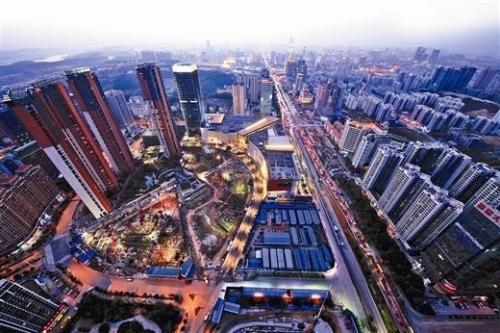 随着疫情防控基本平稳，房地产行业复工复产扎实推进，企业为了进一步弥补前期疫情对销售的负面影响，加大了推盘力度，力求资金尽快回笼。在市场预期稳步恢复的背景下，楼市成交也逐渐复苏。    　　中国指数研究院称，5月，地方政府在“房住不炒”的楼市调控总基调指导下，因城施策更加灵活，但是房地产市场恢复速度略显不同。其中，一线及核心二线城市市场需求整体恢复较快；部分三四线城市受人口、产业等多重因素影响，市场需求恢复相对缓慢。  　　中国指数研究院数据显示，截至6月7日，受监测的12个一二线主要城市库存总量环比微幅上升0.04%。截至6月首周，受监测城市中北京升幅较高，为4.44%；福州紧随其后，升幅为4.08%；温州升幅较小，为0.24%。监测城市中，东营库存环比降幅较高，为6.06%。    　　事实上，从5月开始，城市住宅新增供应量同环比均小幅上升。另外，受房企积极推盘叠加疫情期间积压的购房需求持续释放影响，多数城市市场交易逐步恢复，成交量同步上升。从销供比来看，一线城市去化能力更为乐观。截至5月底，重点城市中，南京、杭州属于库存吃紧较为严重的城市，当前去化周期分别为5.77个月、5.11个月。  　　克而瑞地产研究中心近日公布的报告指出，在成交明显复苏带动下，5月多数城市供求关系维持平衡。受监测的28个重点城市消化周期环比皆大幅收窄，八成以上城市降至18个月警戒线以下，杭州、济南等消化周期不足6个月。  　　从库存状况来看，28个城市当中六成以上城市供求比小于1；同时，六成以上城市库存面积环比有所回落。但同比来看，七成以上城市库存仍处上升通道，青岛、郑州、杭州等同比增幅超40%。  　　克而瑞方面认为，随着半年度业绩冲刺季的到来，房企必将加快供货节奏，供应有望放量增长，甚至创年内新高，预计6月市场仍将保持较高热度。  　　来源：经济参考报